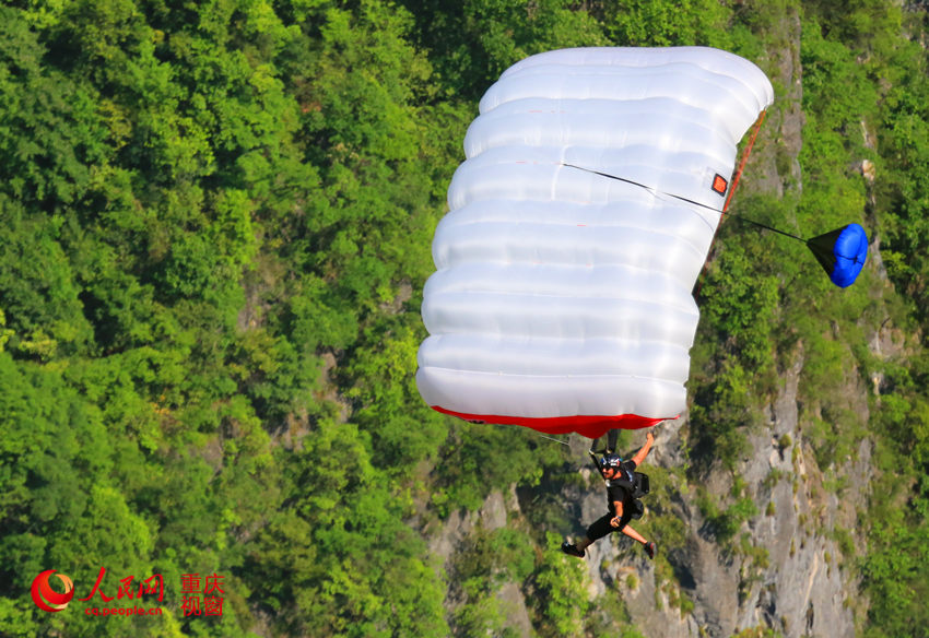 28日，2016世界低空跳傘大賽在重慶云陽龍缸景區(qū)正式開賽。圖為選手角逐中。劉政寧 攝