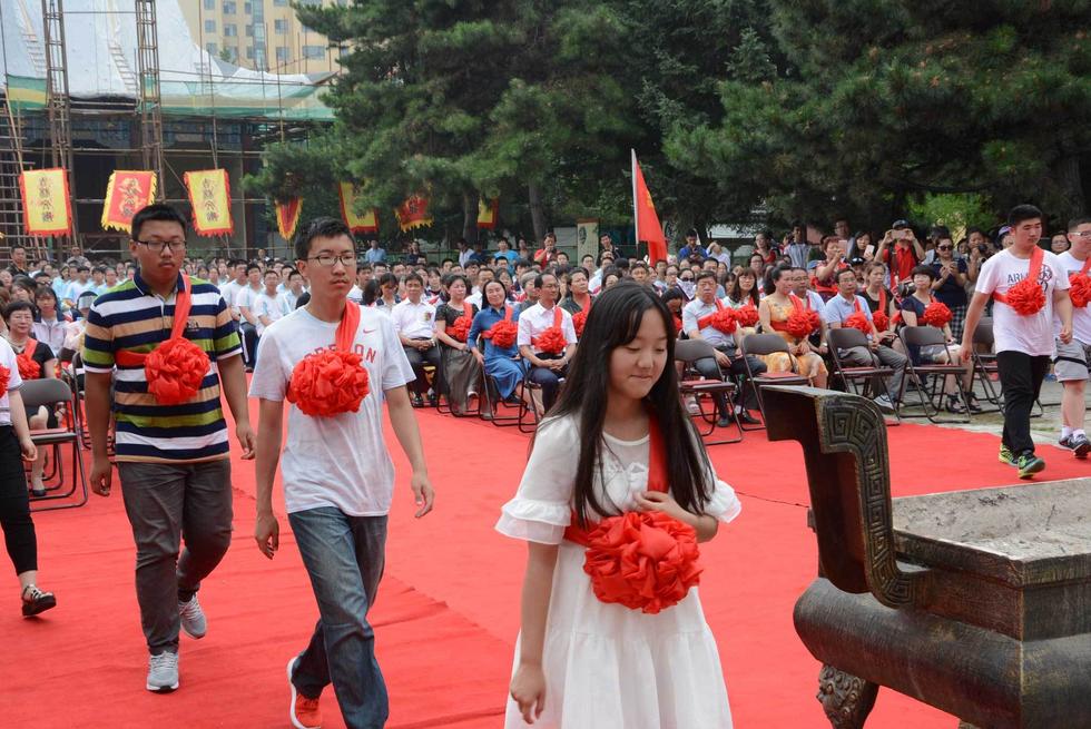 吉林高考狀元走紅毯過狀元橋拜孔子領(lǐng)獎金 吉林高考狀元走紅毯過狀元橋拜孔子領(lǐng)獎金
