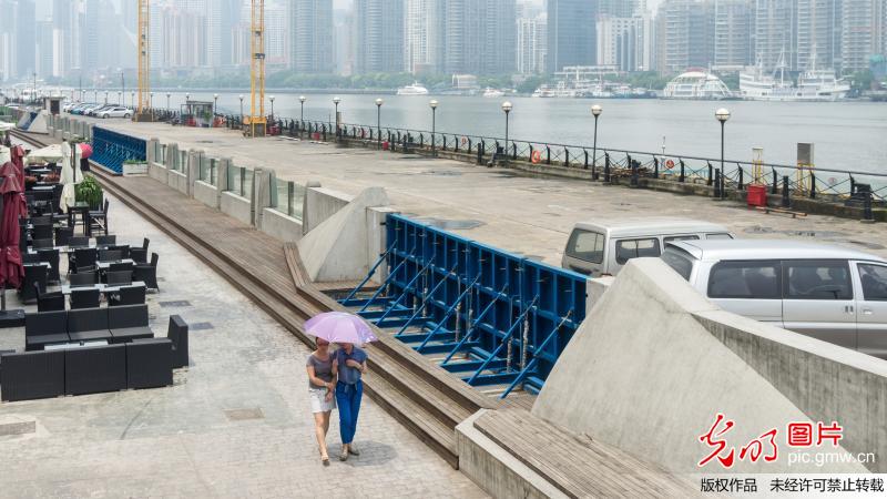 “抗洪神器”現(xiàn)身外灘 專家稱安全過(guò)關(guān)暫不擴(kuò)建 “抗洪神器”現(xiàn)身外灘 專家稱安全過(guò)關(guān)暫不擴(kuò)建