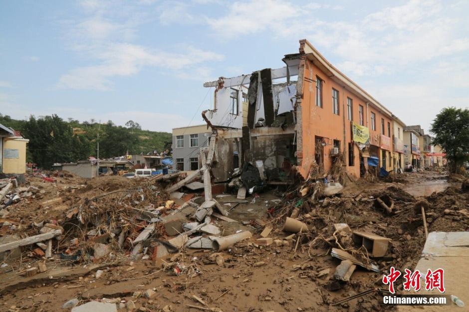 圖為被洪水沖垮的小樓。