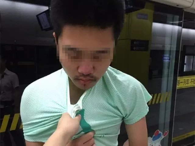 上海一女子地鐵上單手擒色狼 網(wǎng)友點贊 上海一女子地鐵上單手擒色狼 網(wǎng)友點贊