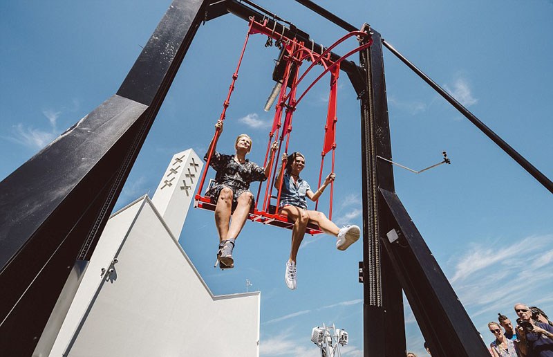 荷蘭100米高秋千飛入云端 看盡美景 荷蘭100米高秋千飛入云端 看盡美景
