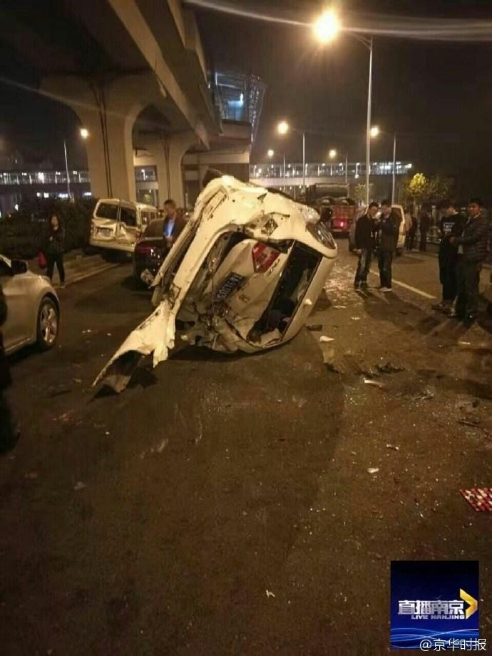 南京一大貨車剎車失靈 連撞17輛車 南京一大貨車剎車失靈 連撞17輛車