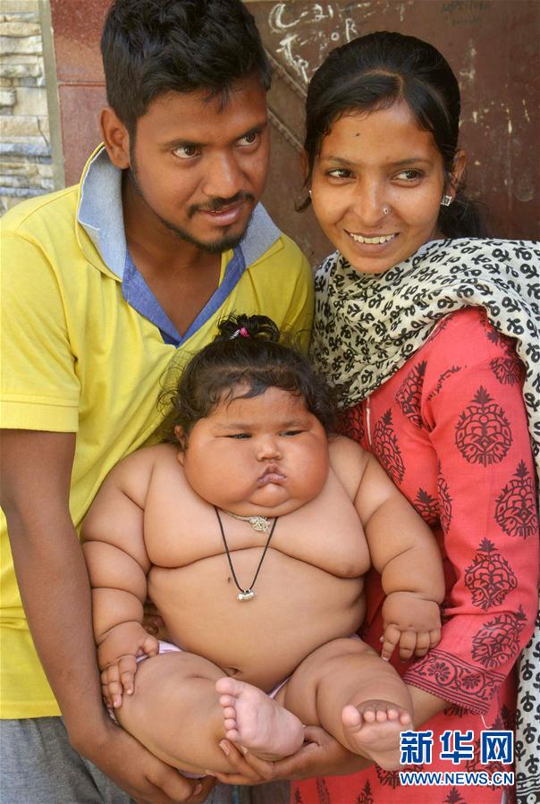 4月17日，在印度阿姆利則，女孩查哈特（中）和父母在家中。
