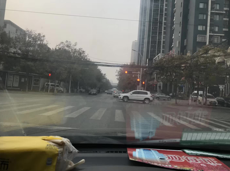 限行第一天！鄭州的早高峰是這個(gè)樣子的