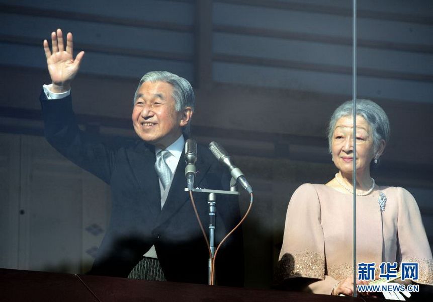 當(dāng)?shù)貢r(shí)間12月23日，在位于日本東京的皇宮，日本明仁天皇向民眾致意。