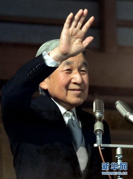 當(dāng)?shù)貢r(shí)間12月23日，在位于日本東京的皇宮，日本明仁天皇向民眾致意。