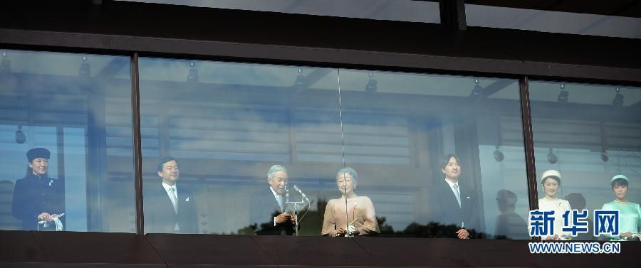 當(dāng)?shù)貢r(shí)間12月23日，在位于日本東京的皇宮，日本明仁天皇在皇族的陪同下發(fā)表生日感言。