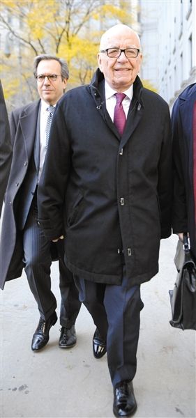 20日，默多克走出法庭。