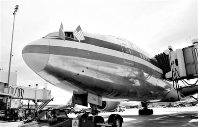 2011年4月5日，美國(guó)航空公司為洛杉磯至上海首條直飛航線的開通舉行剪彩儀式。目前，美國(guó)航空、美國(guó)聯(lián)合航空和達(dá)美航空已經(jīng)向中國(guó)提交了飛行計(jì)劃。