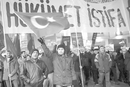 　土耳其民眾25日抗議政府貪腐行為。