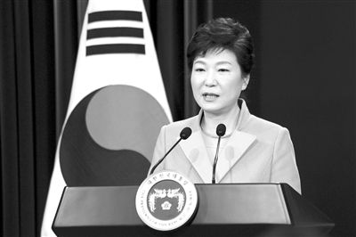 1月6日，韓國總統(tǒng)樸槿惠在首爾總統(tǒng)府青瓦臺(tái)舉行的新年記者會(huì)上發(fā)言。新華社發(fā)