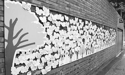 參觀(guān)者們?cè)趹?zhàn)爭(zhēng)與女性人權(quán)博物館的留言墻上貼滿(mǎn)了留言 參觀(guān)者們?cè)趹?zhàn)爭(zhēng)與女性人權(quán)博物館的留言墻上貼滿(mǎn)了留言