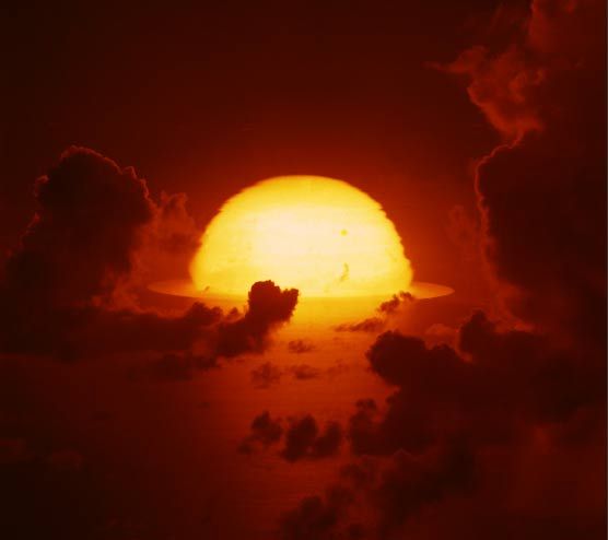 1961年，南太平洋上空，氫彈爆炸后的大火球開始擴散。