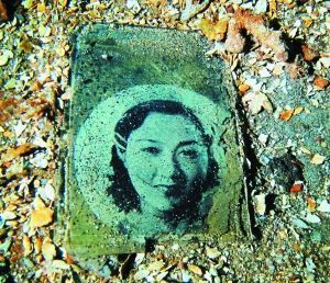 一名年輕女子的照片，很可能是當(dāng)年士兵的家人。