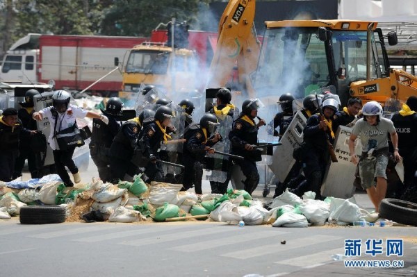當(dāng)?shù)貢r間2月18日，泰國曼谷警方與示威者發(fā)生沖突。