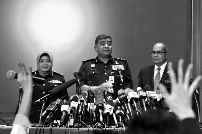 馬來(lái)西亞總警察長(zhǎng)答記者問(wèn)。記者陶冉 攝
