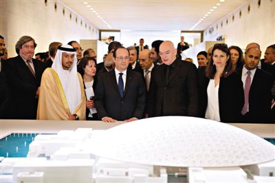 4月29日，法國(guó)總統(tǒng)奧朗德（中）和阿布扎比文化遺產(chǎn)委員會(huì)主席蘇爾坦親王（左）一起觀(guān)看“阿布扎比盧浮宮”建筑模型。盧浮宮計(jì)劃打造“阿布扎比盧浮宮”，以推廣法國(guó)文化。