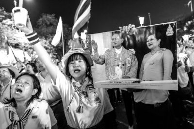 5日，泰國(guó)巴蜀府海濱度假勝地華欣，數(shù)萬民眾身穿國(guó)王的代表色“黃色”T恤，自發(fā)上街，口喊“國(guó)王萬歲”的口號(hào)。