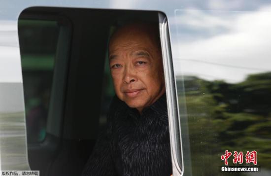 圖為泰國(guó)前副總理素拉蓬抵達(dá)陸軍俱樂部。