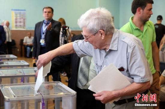　5月25日，一名烏克蘭選民把填好的選票投入選票箱。