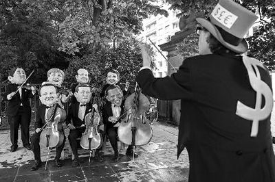 4日在布魯塞爾，非政府組織『樂(lè)施會(huì)』成員戴著七國(guó)首腦面具演奏名曲《錢(qián)錢(qián)》，批評(píng)七國(guó)政策導(dǎo)致全球貧富差