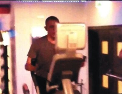 酒店健身中心，橢圓機上鍛煉的奧巴馬。