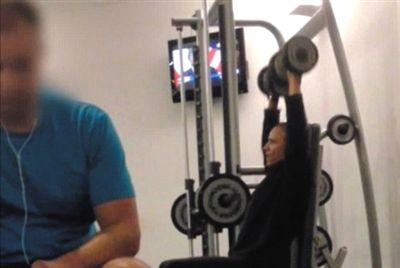 畫面中能看到健身房還有“其他人”。視頻截圖