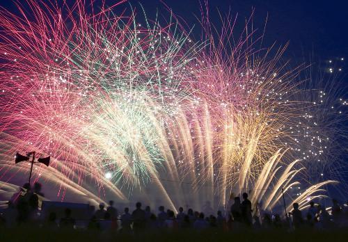 日本關(guān)東甲信地區(qū)當天發(fā)布了梅雨期結(jié)束的消息，東京都葛飾區(qū)的江戶川河川敷當晚舉行了煙花大會，約13000束煙花在夜空中綻放。（網(wǎng)頁截圖）