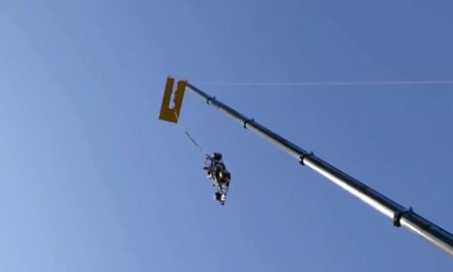 英國(guó)小伙開(kāi)F1賽車(chē)玩蹦極 從91米高空墜落 英國(guó)小伙開(kāi)F1賽車(chē)玩蹦極 從91米高空墜落