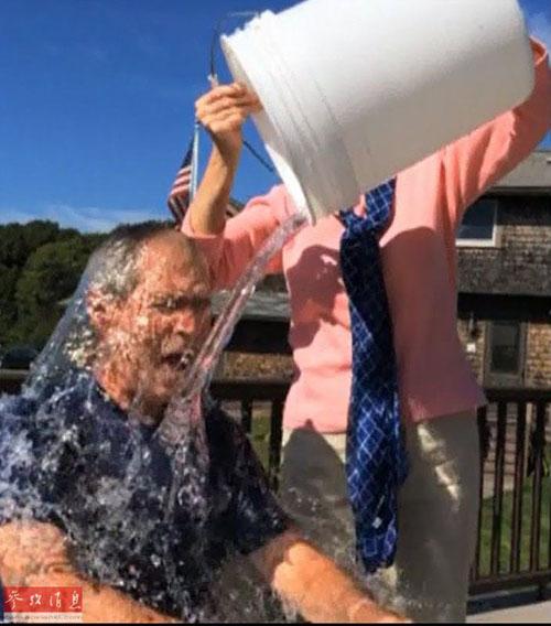 小布什接受“冰桶挑戰(zhàn)” 點(diǎn)名叫板克林頓(圖) 小布什接受“冰桶挑戰(zhàn)” 點(diǎn)名叫板克林頓(圖)