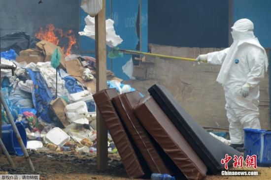 當?shù)貢r間2014年9月3日，利比里亞蒙羅維亞，約翰·菲茨杰拉德·肯尼迪醫(yī)院的醫(yī)護人員和病人。9月1日