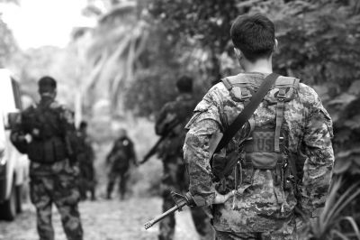 2009年12月13日，在菲律賓南阿古桑省，菲律賓安全部隊(duì)人員在一處現(xiàn)場(chǎng)警戒。圖/CFP