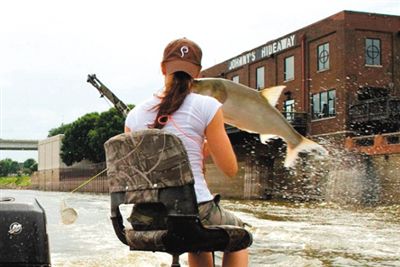 亞洲鯉魚突然躍出水面，對游客“發(fā)動(dòng)襲擊”。