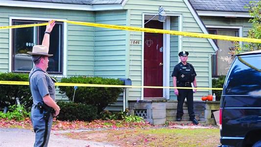 8日，紐約州當(dāng)?shù)鼐旆怄i案發(fā)現(xiàn)場(chǎng)。