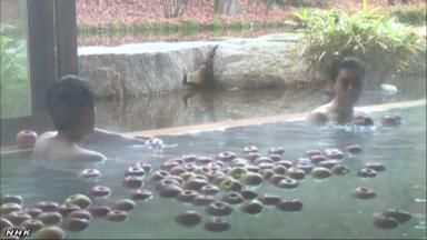 一個個蘋果漂浮在浴槽內（NHK網頁截圖）。