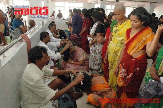 亮瞎眼！印寺廟朝圣日每天為2萬人剃光頭