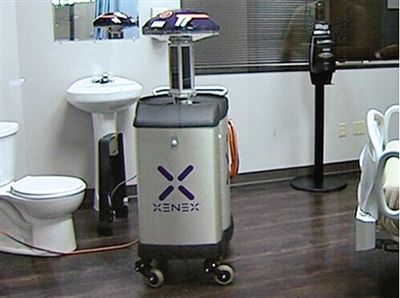 可通過發(fā)射紫外線對房間消毒的機器人。