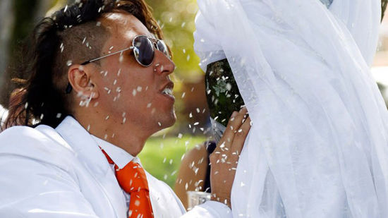 哥倫比亞一男子與樹(shù)結(jié)婚 倡導(dǎo)環(huán)境保護(hù)(組圖)