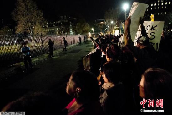 美國白宮前擠滿了抗議槍殺黑人青年的白人警察免遭起訴案件的美國民眾。