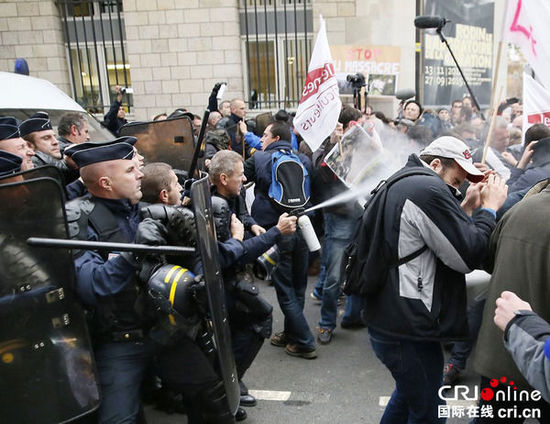 　　當(dāng)?shù)貢r(shí)間2014年11月27日，法國(guó)巴黎，法國(guó)農(nóng)民帶綿羊在埃菲爾鐵塔附近抗議，要求環(huán)保部門(mén)采取有效措施解決狼群襲擊羊群?jiǎn)栴}。　圖片來(lái)源：TRICK KOVARIK/CFP