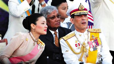 蒙西拉米左與哇集拉隆功王儲右一同參加活動。