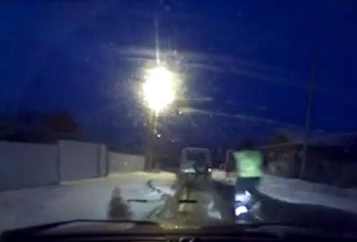 警車追逐中仍未追上可疑汽車，此時(shí)令人震驚的一幕出現(xiàn)，一名警察從警車中跳出來，向可疑車輛跑去。