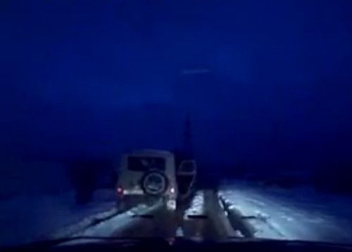 　　警察成功打開可疑汽車的車門并登上汽車，司機(jī)見狀立即停車及棄車逃走，警察則下車?yán)^續(xù)追捕司機(jī)。