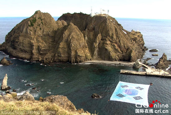 韓民間人士在獨(dú)島放巨幅韓國國旗 欲申請(qǐng)世界紀(jì)錄(組圖) 韓民間人士在獨(dú)島放巨幅韓國國旗 欲申請(qǐng)世界紀(jì)錄(組圖)