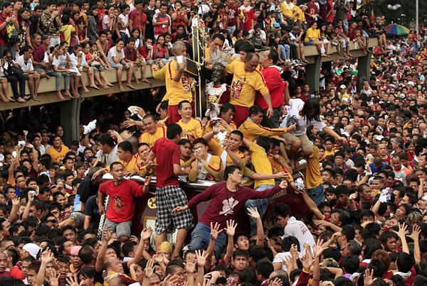 2011年“黑耶穌節(jié)”上，無(wú)數(shù)信徒希望觸摸到黑色耶穌雕像。