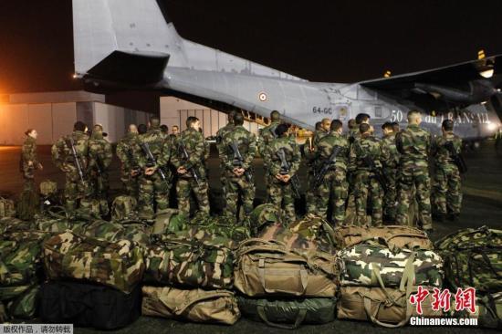 當(dāng)?shù)貢r間1月7日，法國軍人抵達(dá)巴黎布爾歇機場。他們將被部署在巴黎，以增強巴黎市的安保力量。