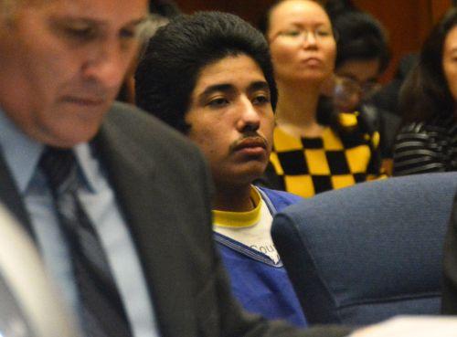 嫌犯卡門(mén)（中）在初審法庭上。（僑報(bào)網(wǎng)：圖片由法庭指定攝影師提供）