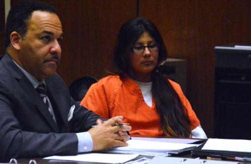 嫌犯卡門(mén)（中）在初審法庭上。（僑報(bào)網(wǎng)：圖片由法庭指定攝影師提供）