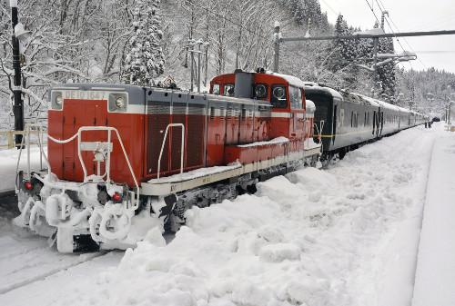 JR一臥鋪特急列車，因大雪在JR奧羽線津輕湯站附近拋錨，約130名乘客不得不在車上過夜。